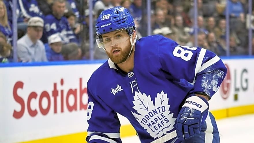 William Nylander Flips The Middle Finger At Camera While Watching Maple Leafs Get Thrashed 