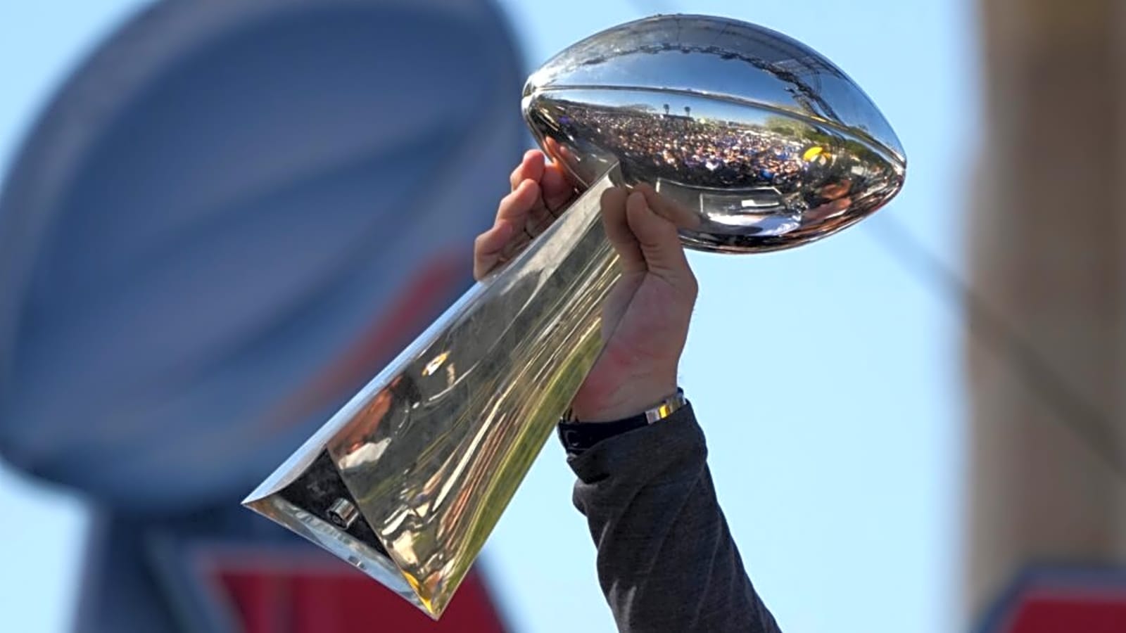 Super Bowl Champion & Fan Favorite Diagnosed With CTE One Year After His Death