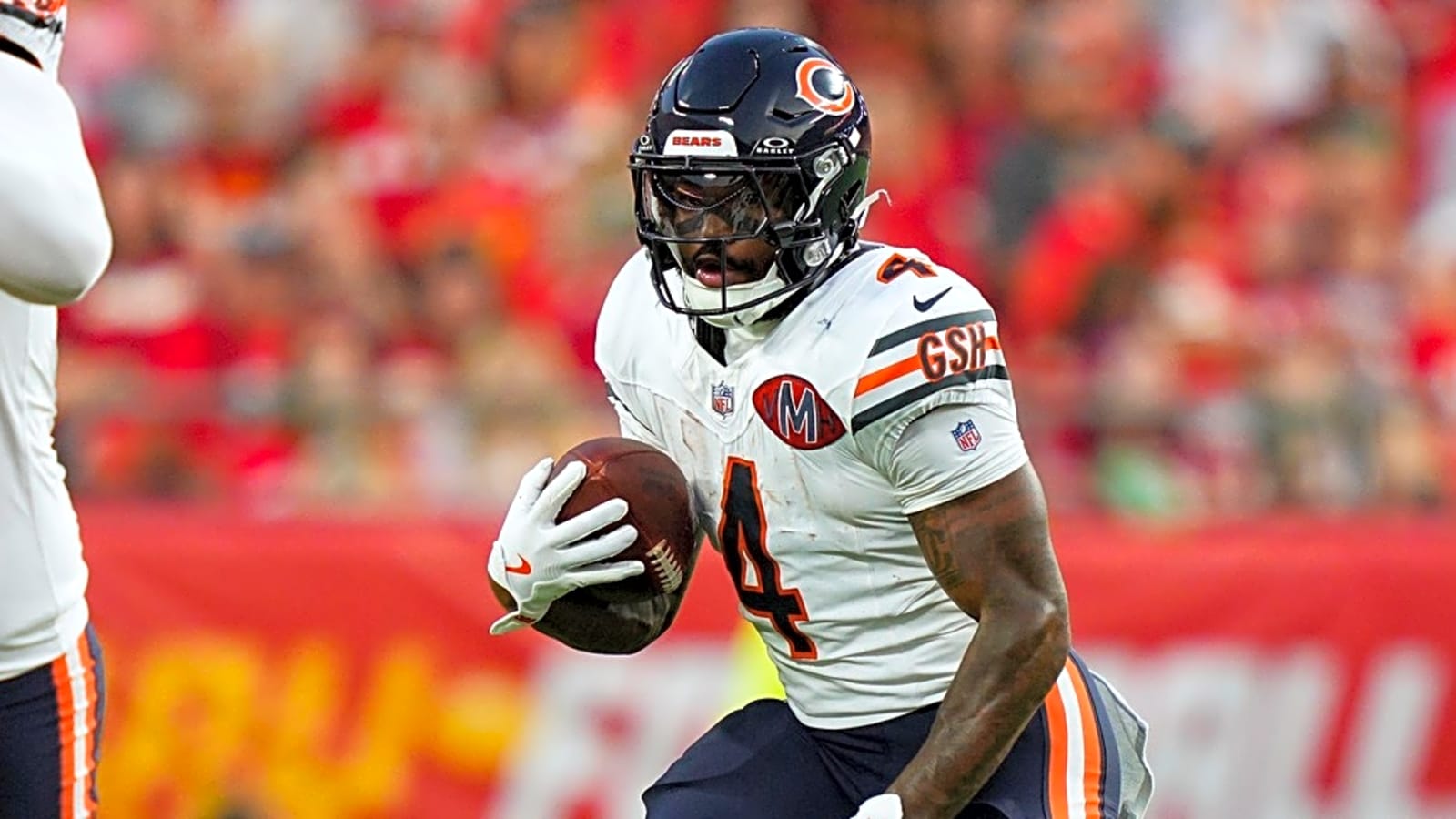 Bears’ D’Andre Swift clears Chiefs defender with sick hurdle move