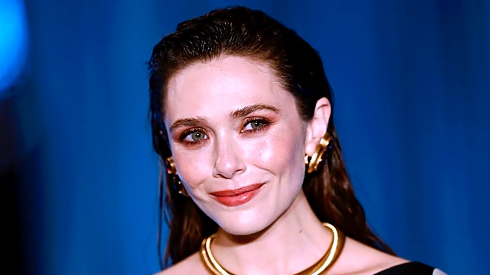 Elizabeth Olsen Says Growing Up in the Shadow of Sisters Mary-Kate & Ashley Was ‘Chaotic’