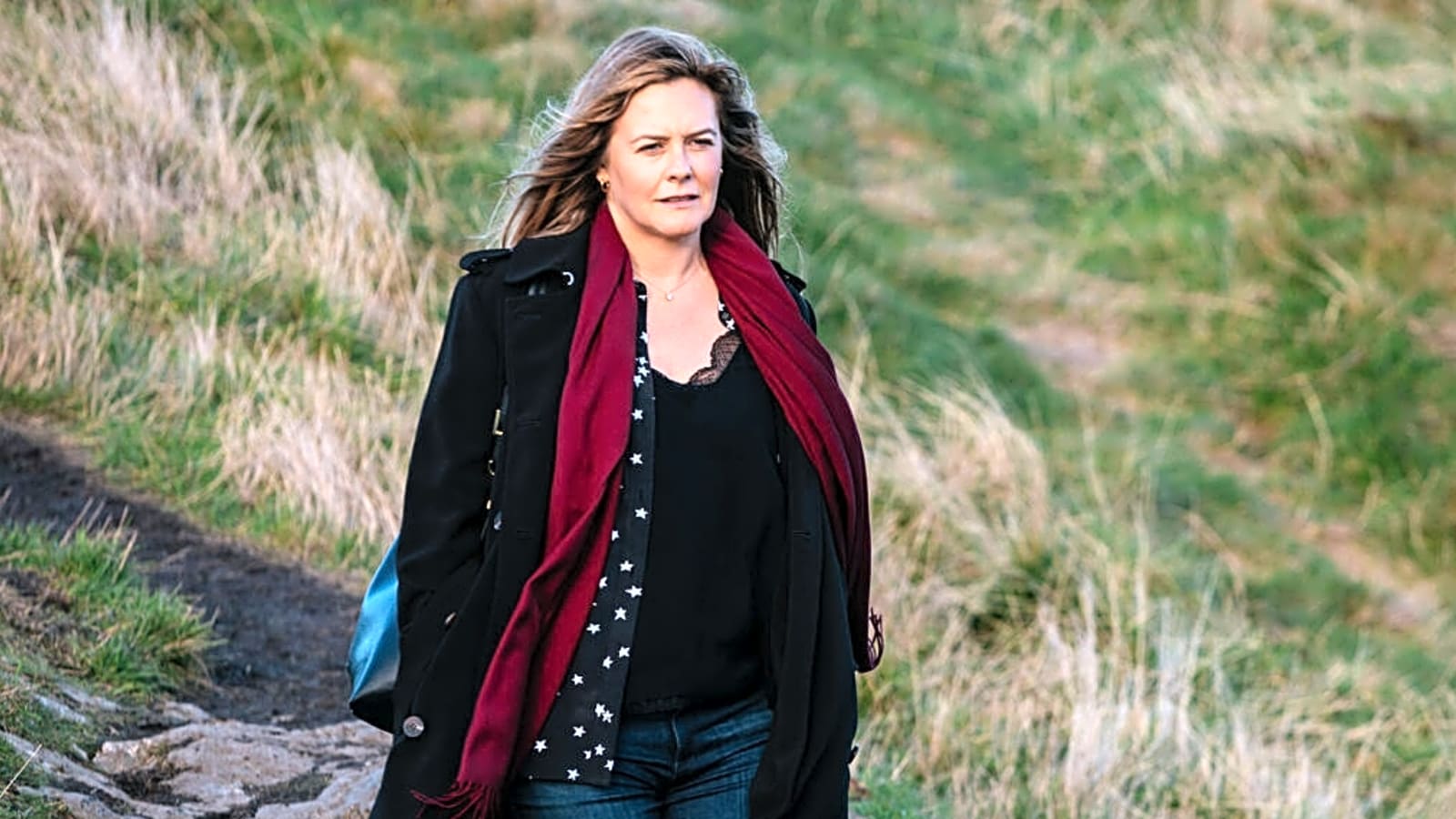 ‘Irish Blood’ Star Alicia Silverstone Previews the Show’s Cozy & Dark Family Mystery