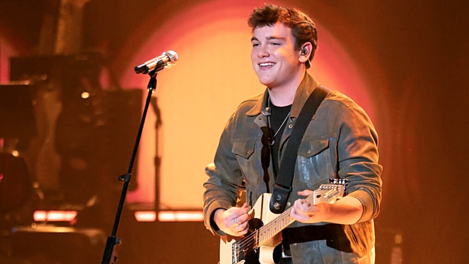‘American Idol’s Slater Nalley Reacts to Falling Off Stage After Live Top 14 Performance