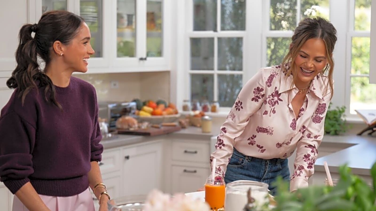 Meghan Markle & Chrissy Teigen Recall Weird ‘Deal or No Deal’ Backstage Beauty Moment