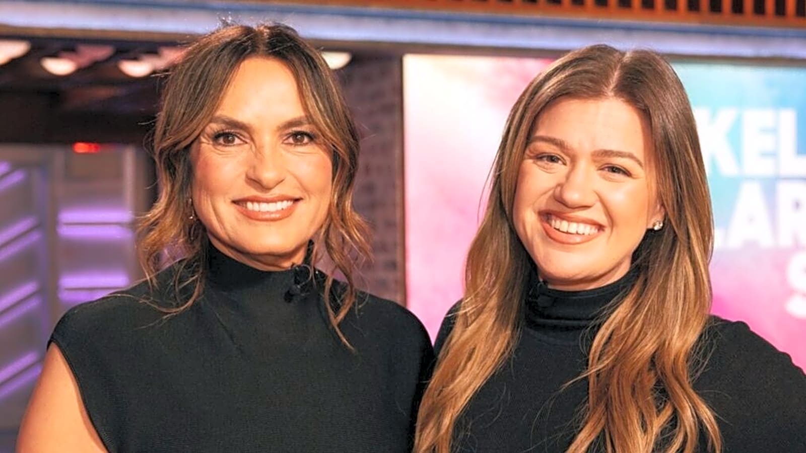 See Mariska Hargitay & Kelly Clarkson’s Hilarious Attempt at ‘Law & Order: SVU’ Dance
