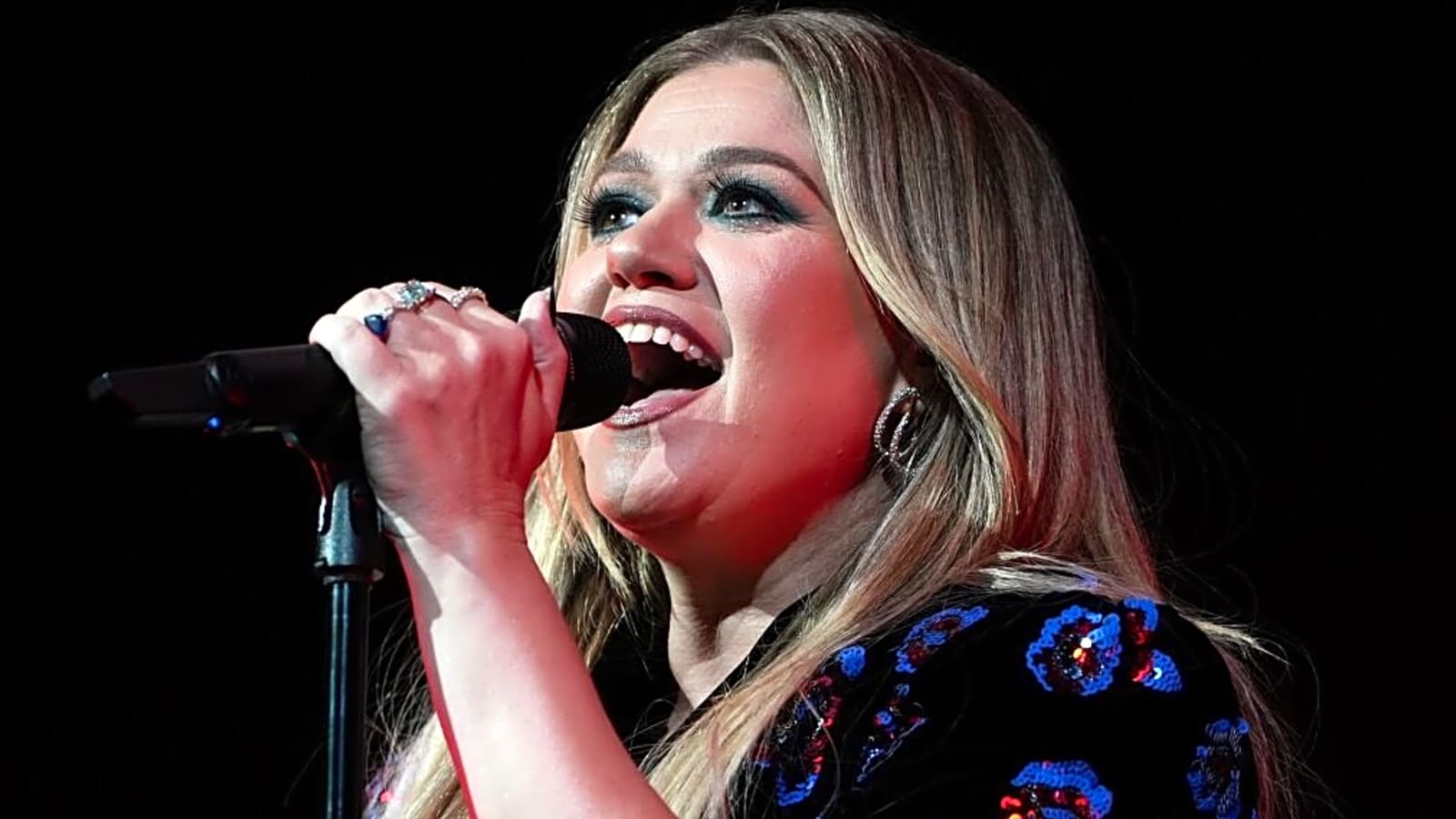 Kelly Clarkson Abruptly Cancels Las Vegas Residency Opening Night & Fans Aren’t Happy