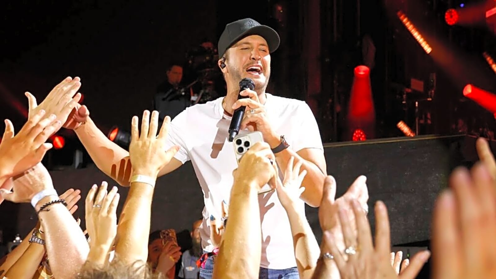 ‘American Idol’s Luke Bryan Hit in the Face While Performing on Stage: Fan React