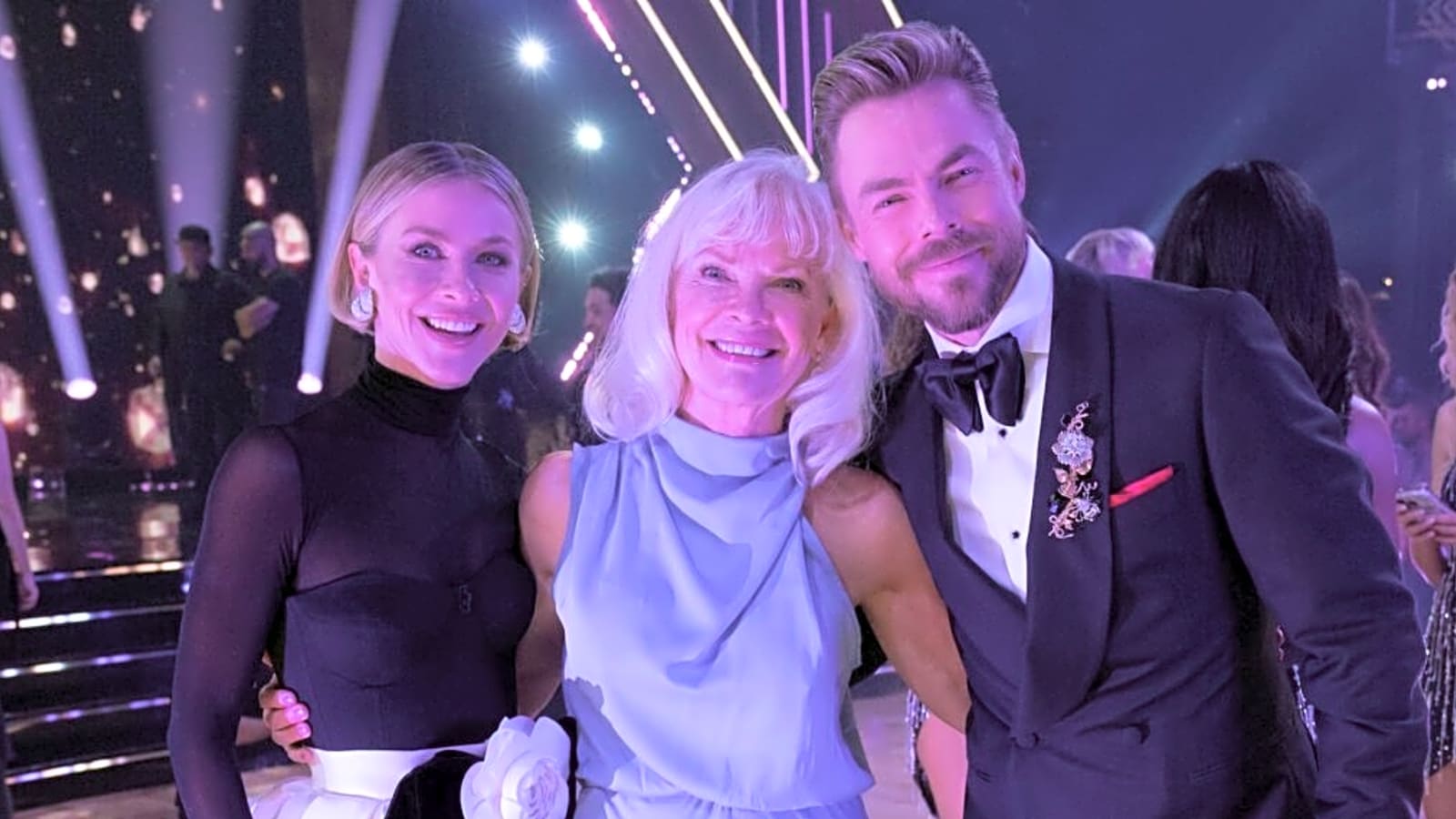 Derek & Julianne Hough’s Mom Makes Rare Appearance at ‘DWTS’ Finale(02)