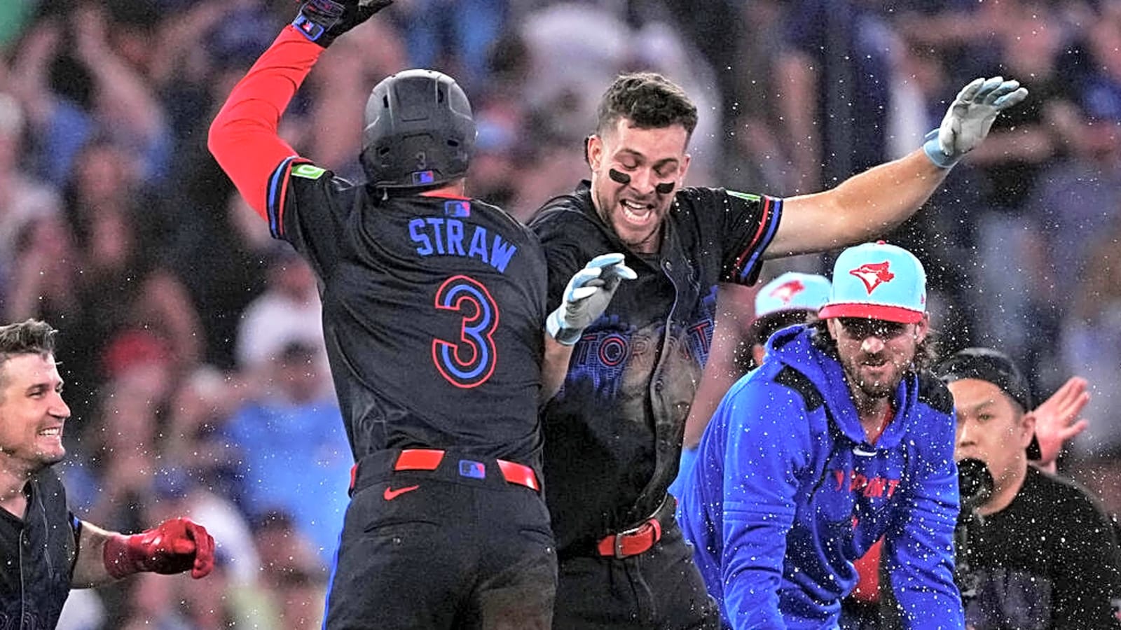 Blue Jays extend win streak, AL East lead in wild walk-off win