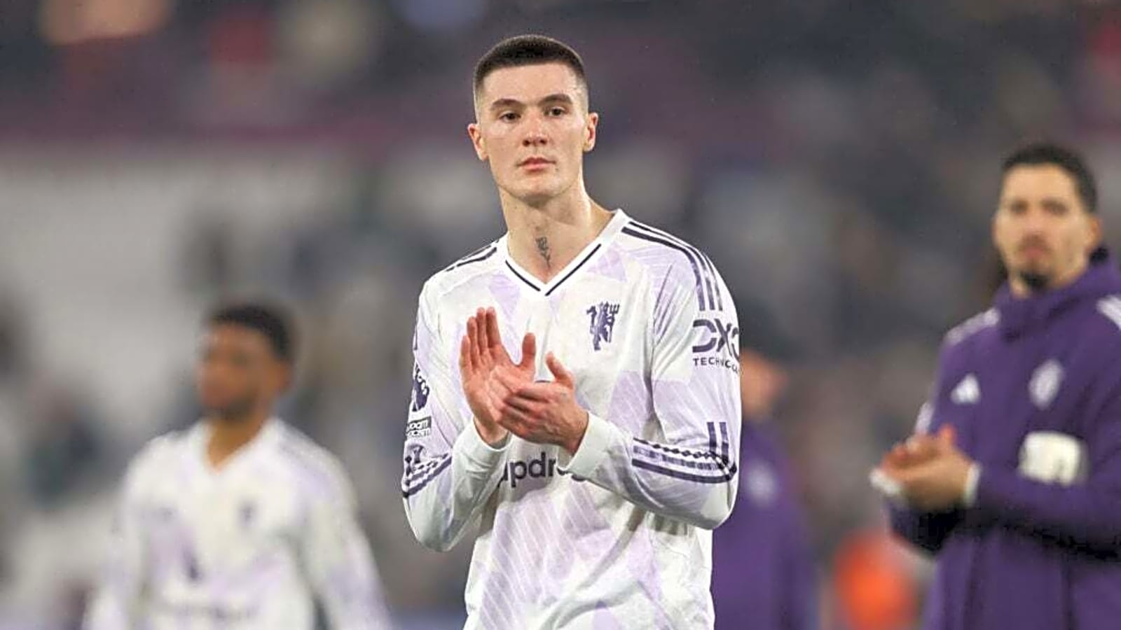 Gary Neville challenges Roy Keane’s stance on Benjamin Sesko debate