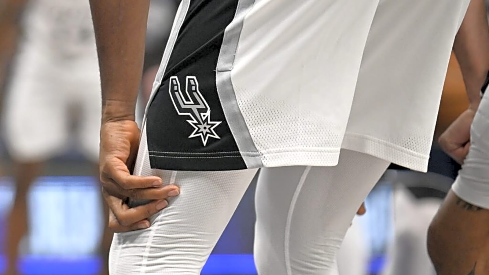 Spurs Re-Sign Point Guard, No, Not That One