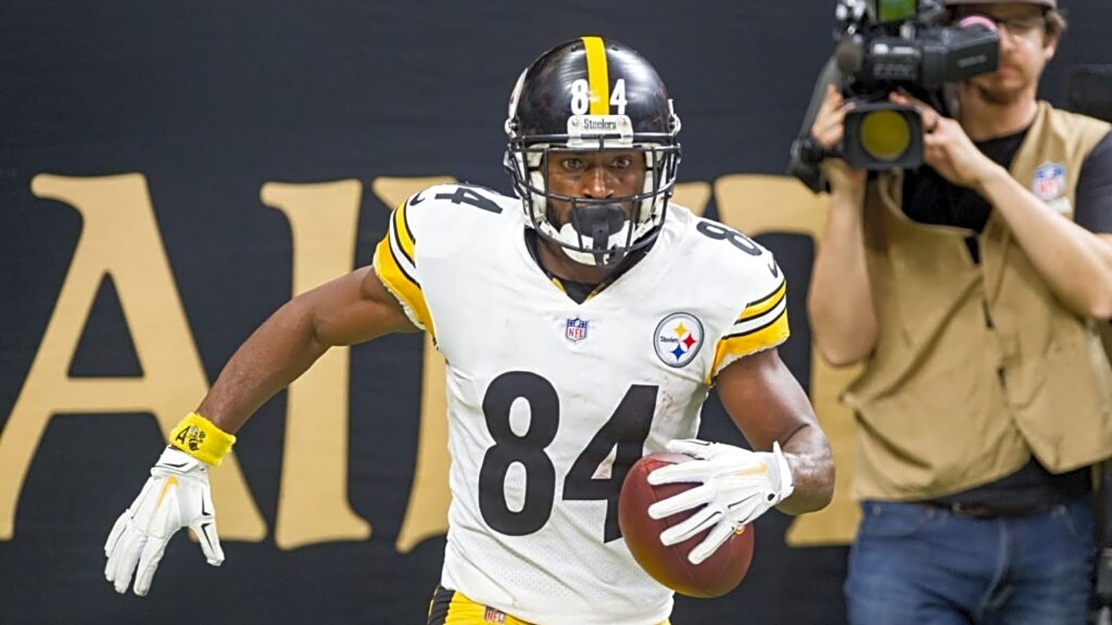 Former Pittsburgh Steelers Star Antonio Brown Takes Brutal Shot at NFL Legends