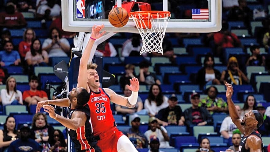 Lakers Ink Defensive-Minded 7-Footer to Training Camp Deal