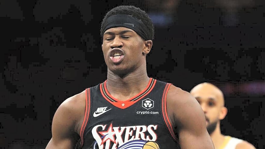 VJ Edgecombe accidentally kicked fan in the face, apologized and hugged her after errant dive