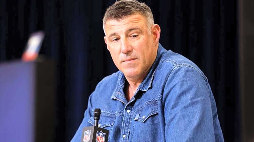 Patriots head coach Mike Vrabel spotted holding hands with NFL reporter despite being married