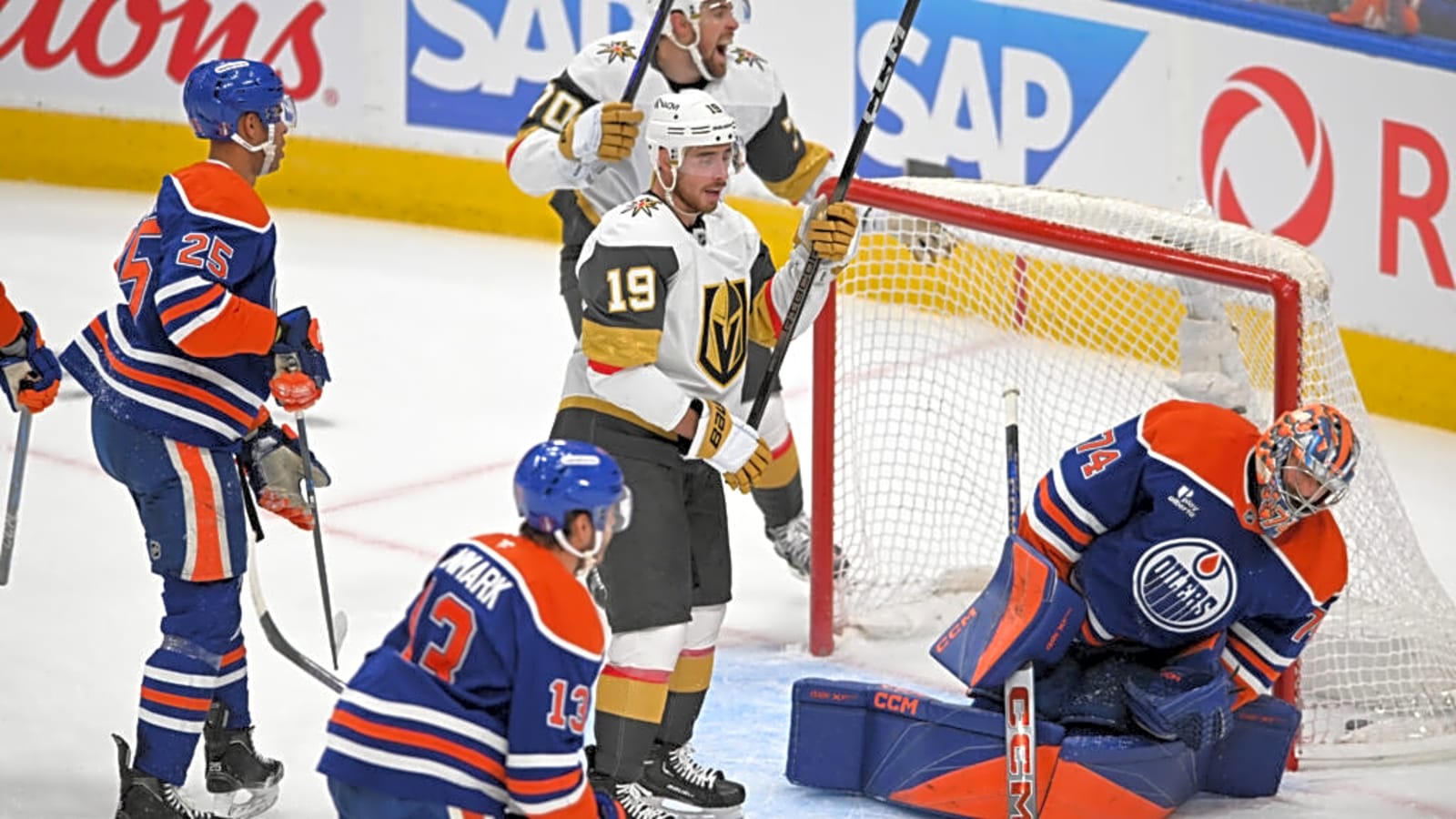 Stanley Cup-Winning Forward Inks New Deal