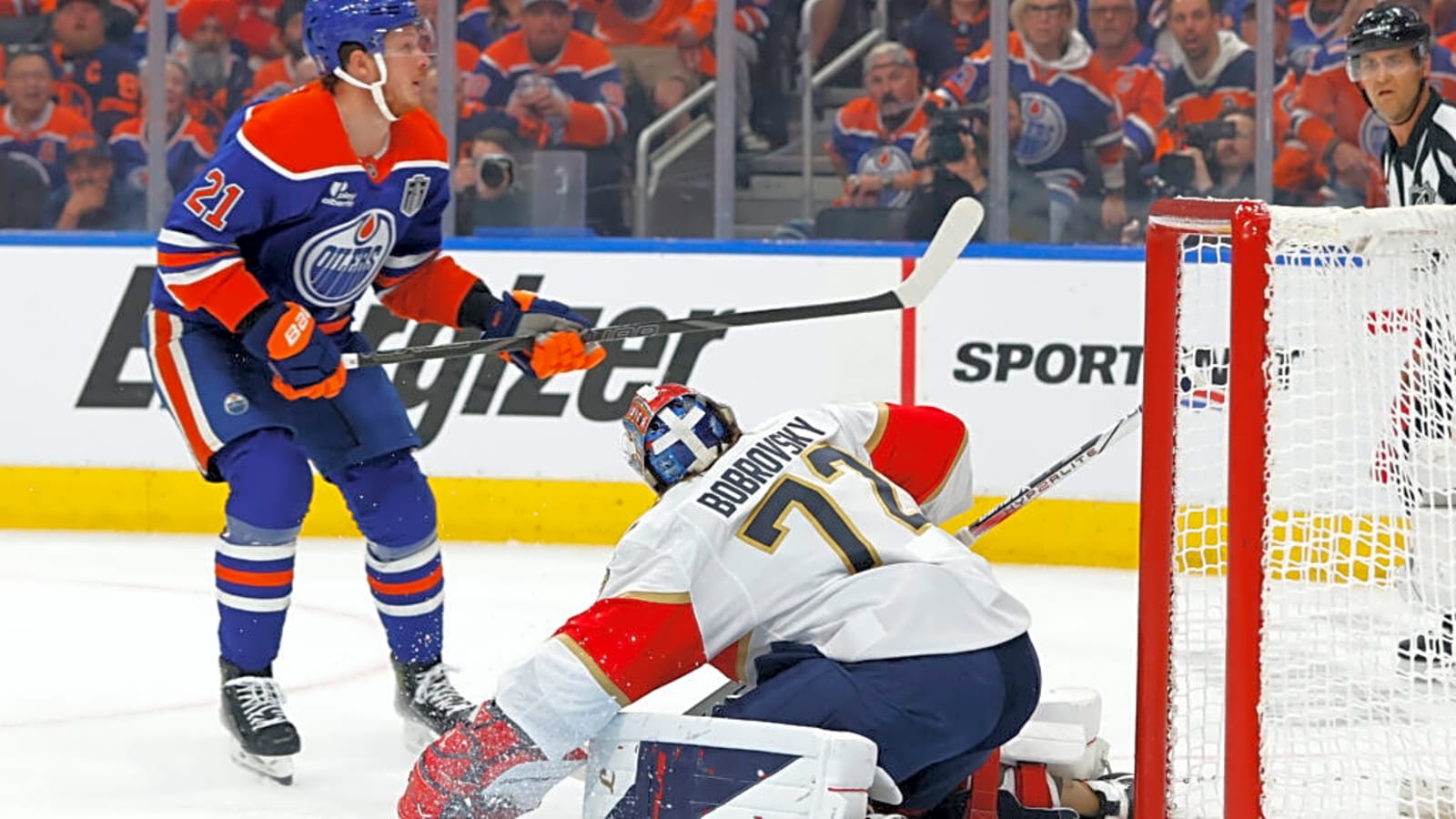 Report: Edmonton Oilers Re-Sign Forward