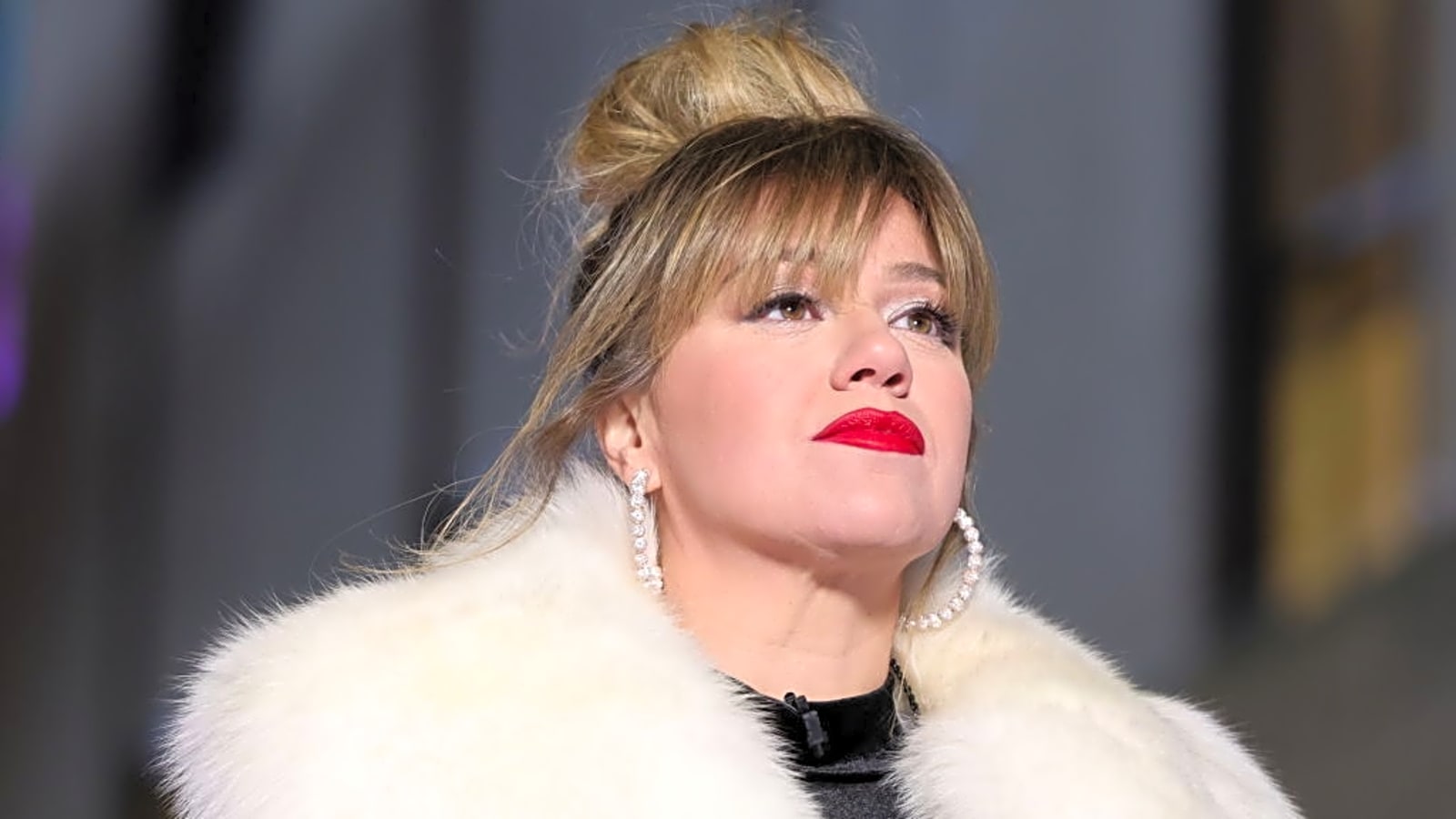 Kelly Clarkson Addresses Fans About Canceled Vegas Shows in Emotional Onstage Moment