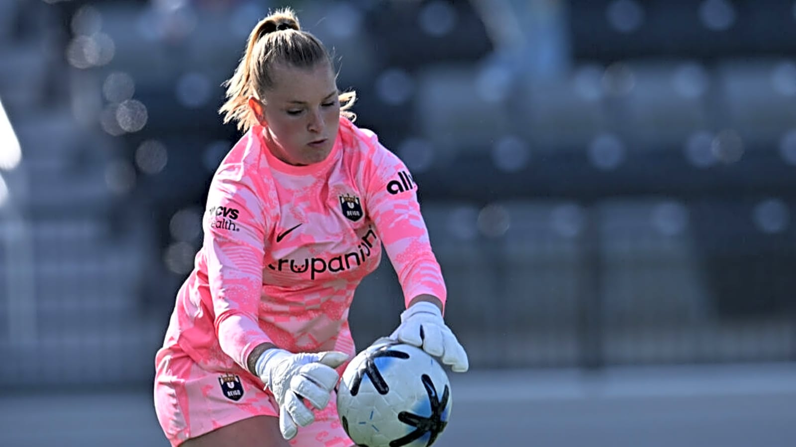 Claudia Dickey out for Reign, Jess Fishlock doubtful