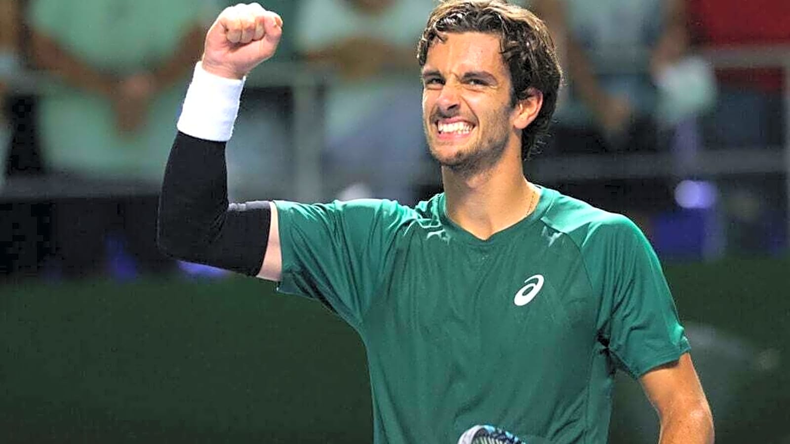 Lorenzo Musetti apologises after retiring from Alexander Zverev exhibition match