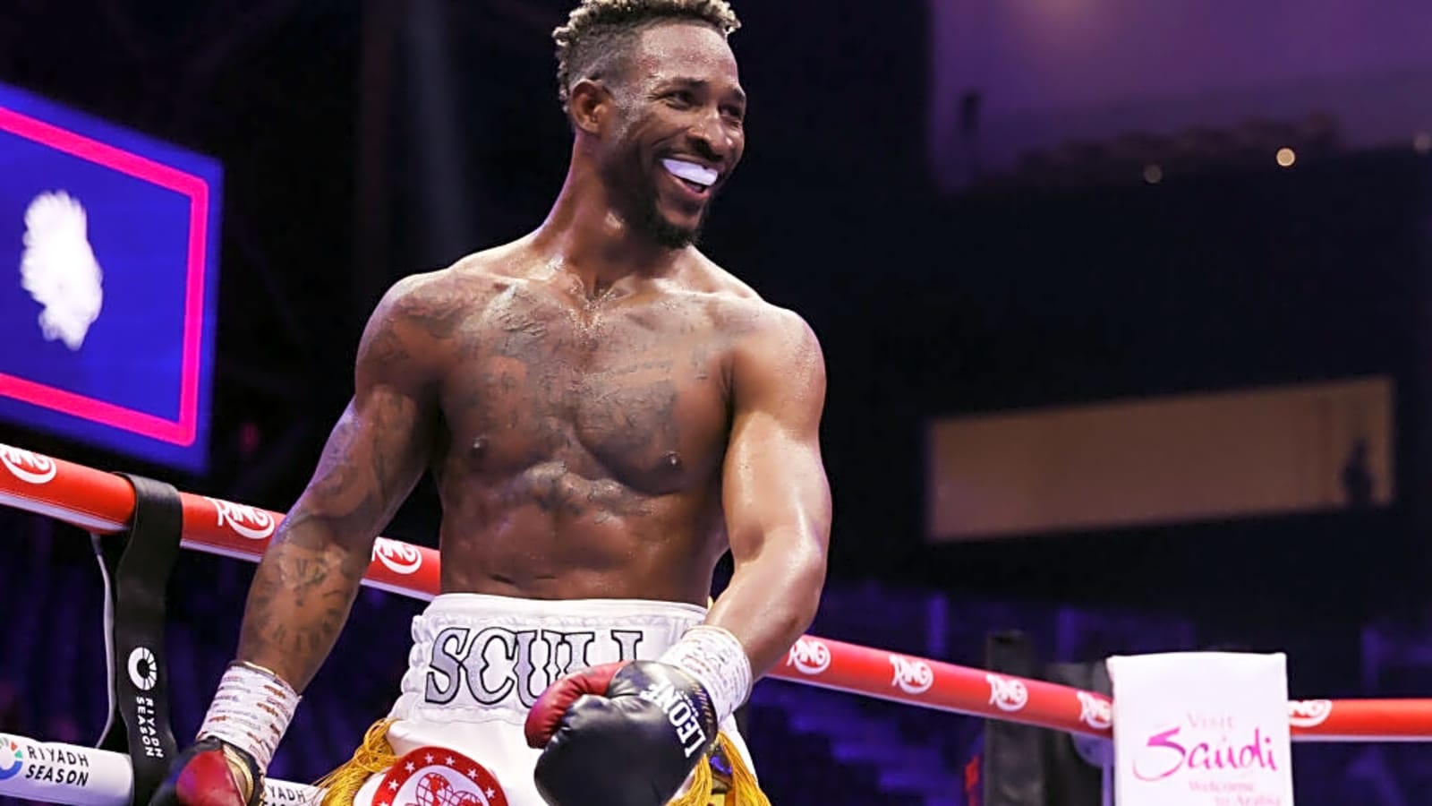 William Scull makes head-scratching ‘robbery’ claims after decisive loss to Canelo Alvarez