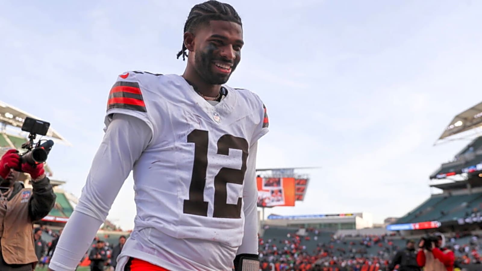 Shedeur Sanders surprises Cleveland high school with heartwarming gesture