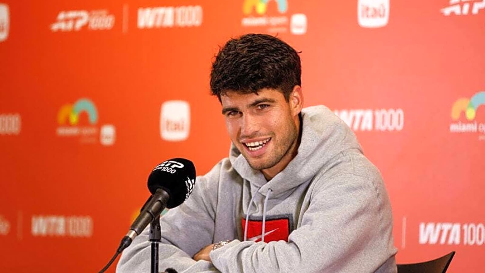 Carlos Alcaraz praised for statement Roger Federer and Novak Djokovic never made