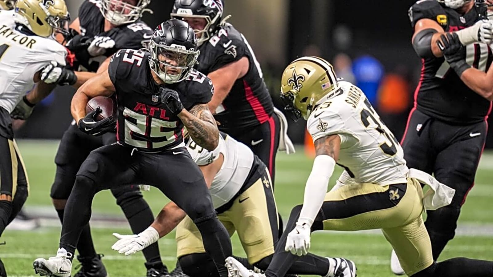 1,000-Yard Runner Signs Contract With Arizona Cardinals