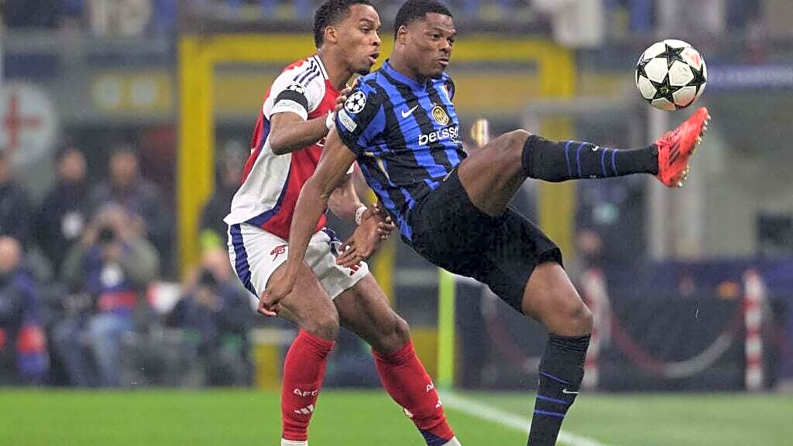 Denzel Dumfries pushes for Premier League move