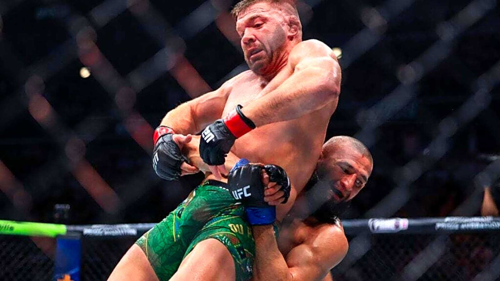 Fighter who brought Khabib Nurmagomedov to the US reveals the only way to beat wrestlers like Islam Makhachev