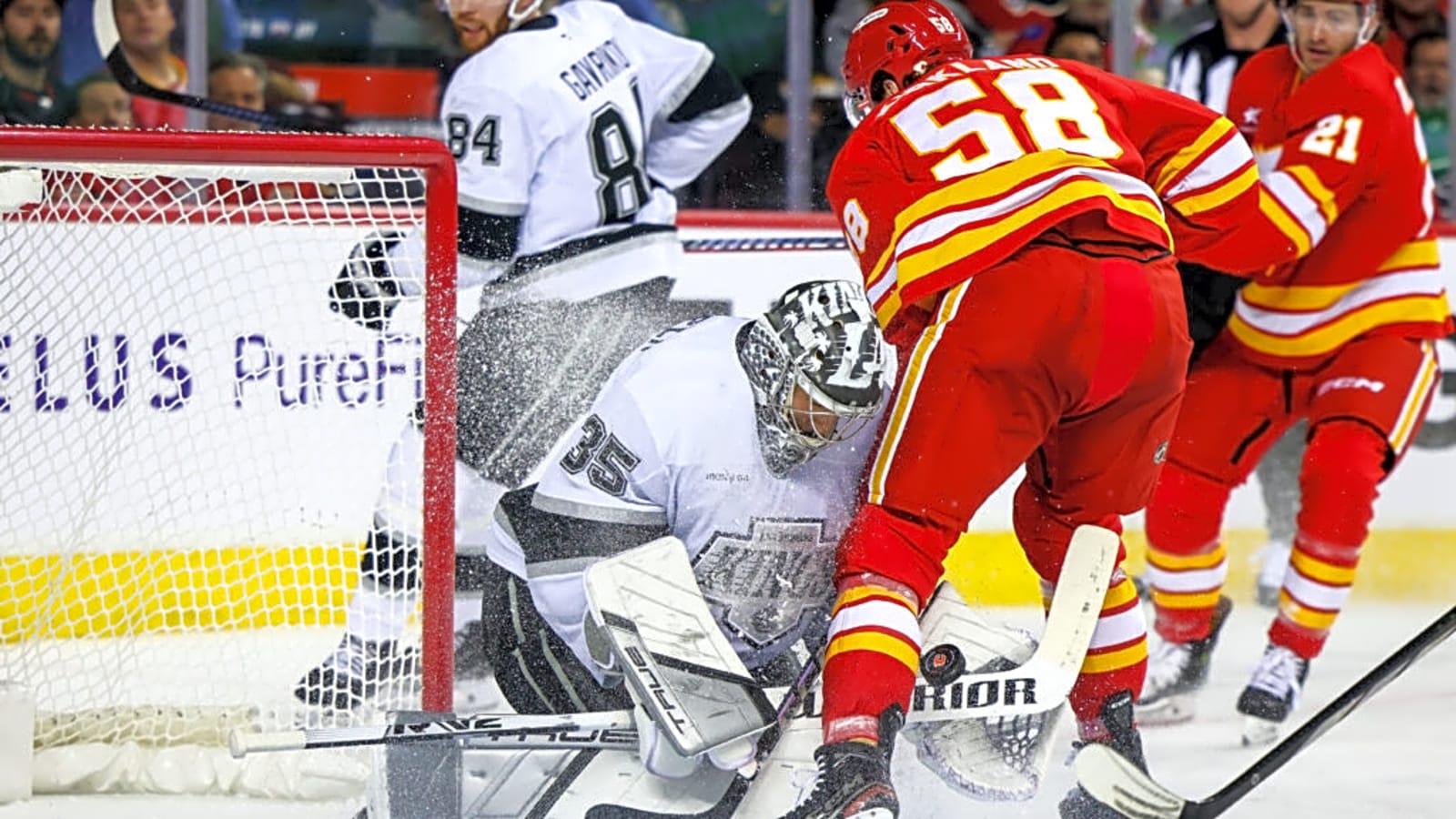 The Calgary Flames Lock Up a Fan Favourite