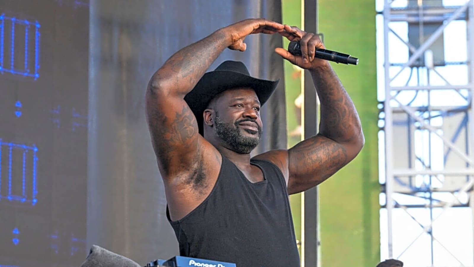 Shaquille O’Neal Sends Blunt Message to 76ers, LeBron James
