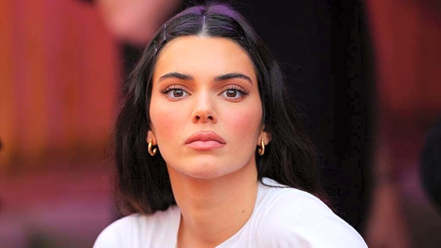 Kendall Jenner makes it clear who she is supporting between Patriots and Seahawks in Super Bowl