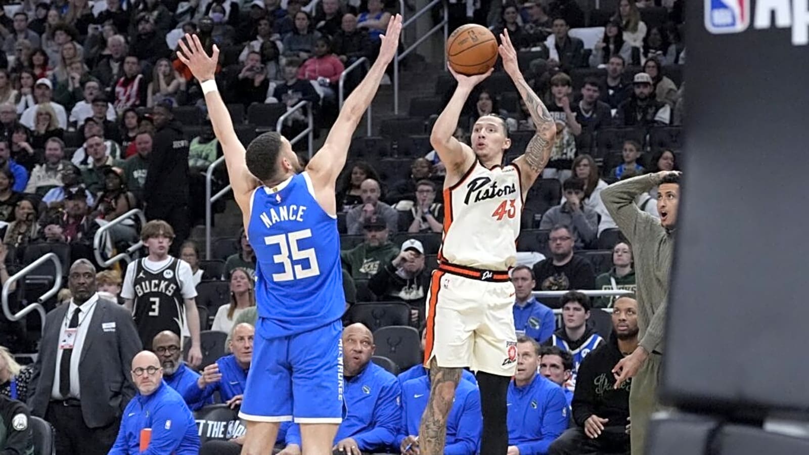 Spurs Fill Out Roster With a New Sharpshooter