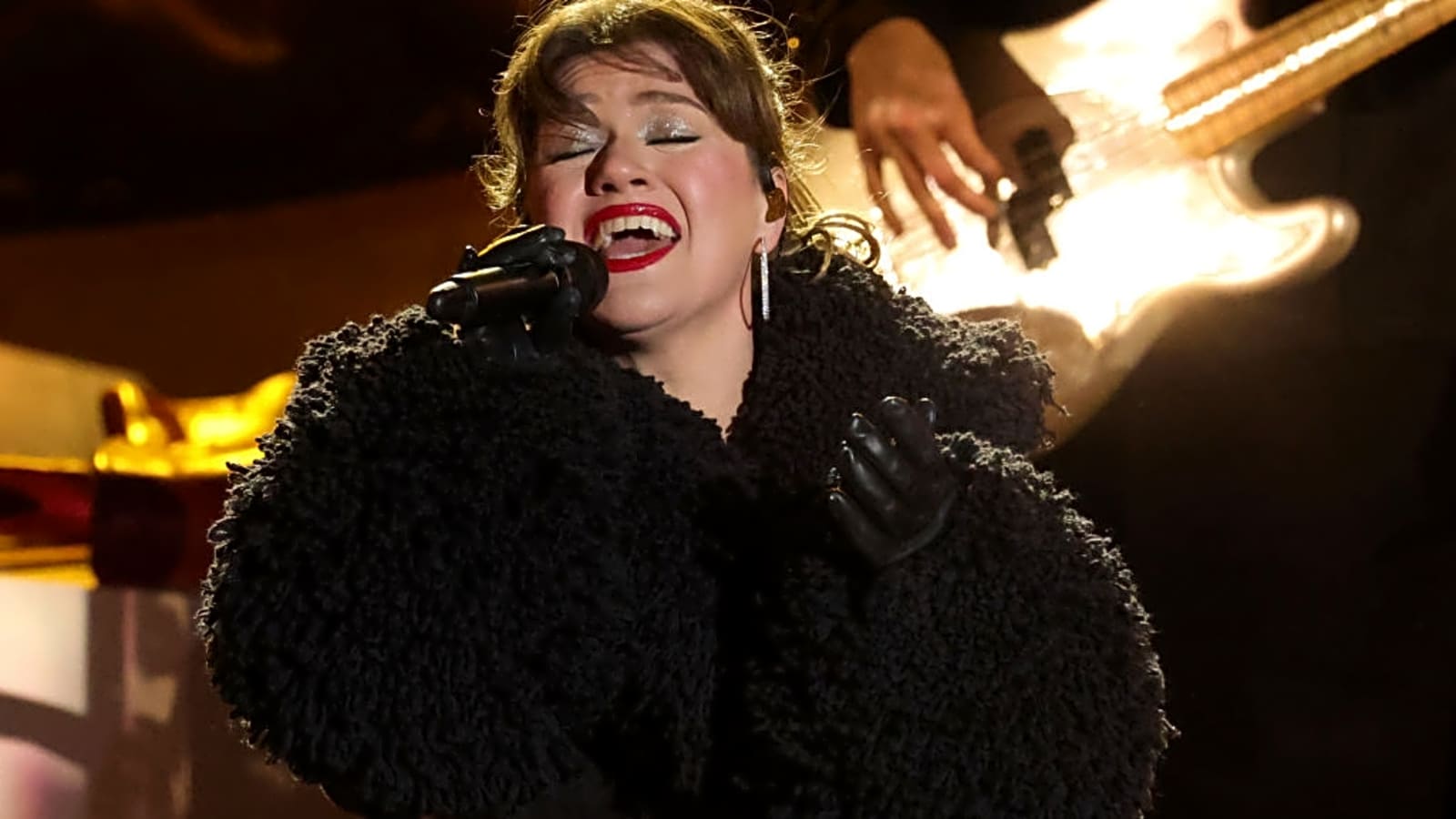 Kelly Clarkson&#39;s Vegas Kickoff Cancelled Last-Minute as Singer Protects Her Voice