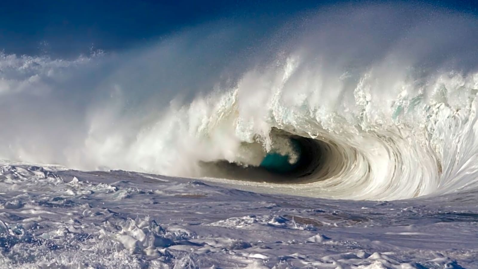 Watch: This Hawaii Shorebreak Wave Is a ‘Deathtrap’ for Tourists