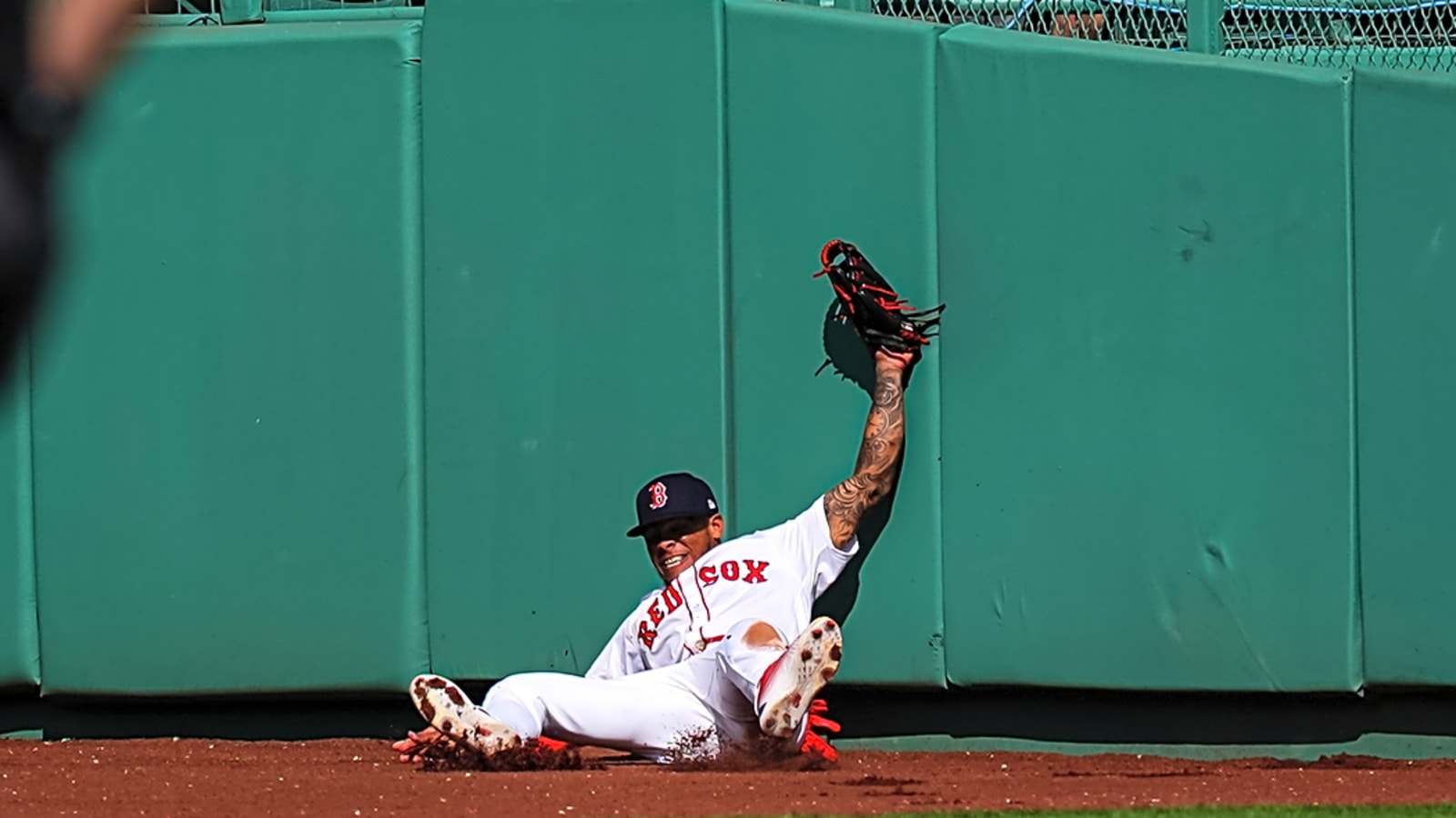 Watch: Red Sox OF makes Willie Mays-esque catch
