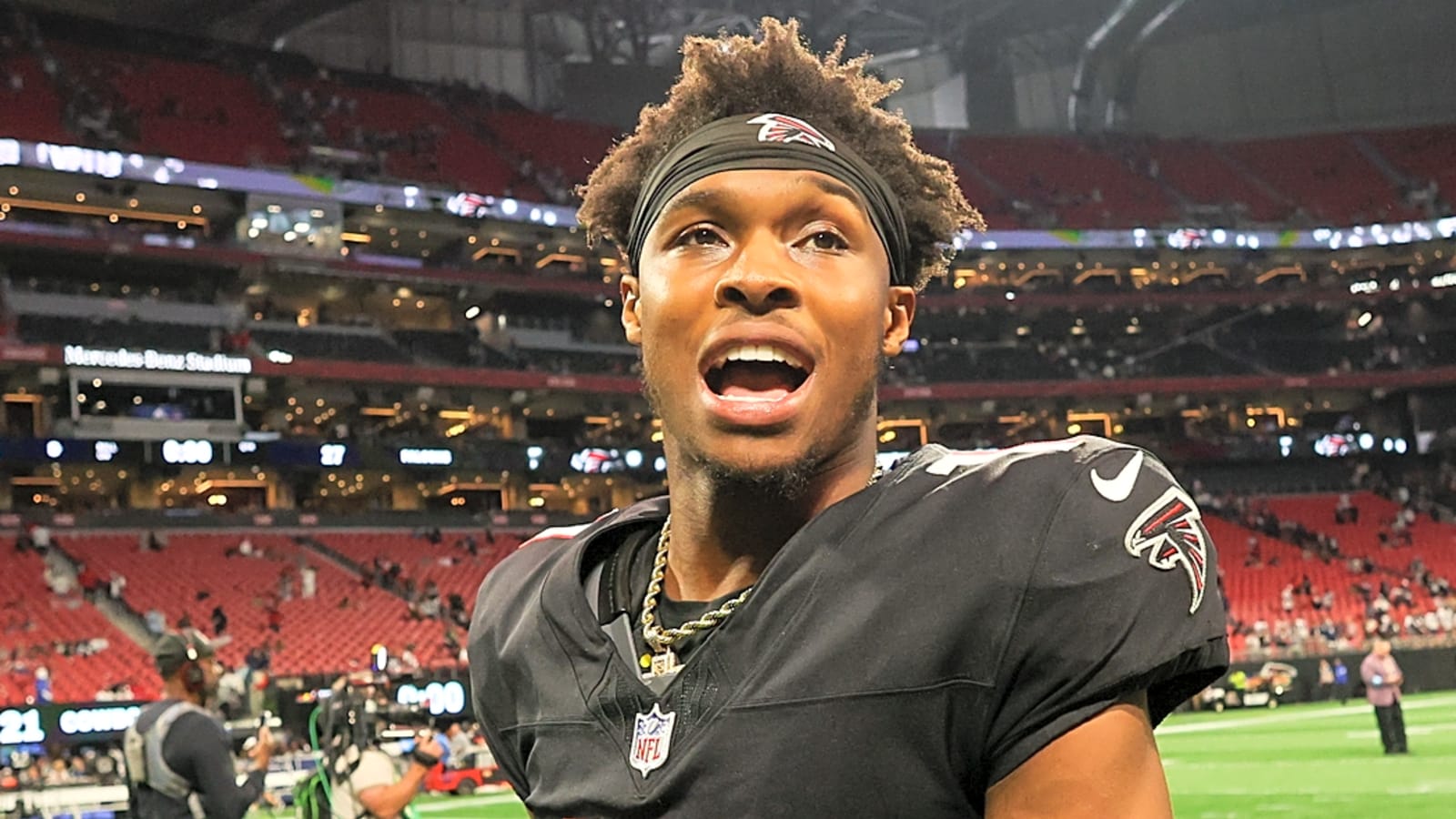 Falcons WR to miss time after suffering shoulder injury