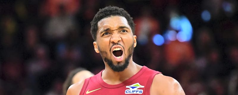 Donovan Mitchell drops two defenders at the same