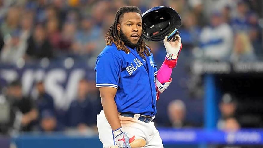 Vladimir Guerrero Jr.’s family has bottles, cans thrown at them at Yankee Stadium