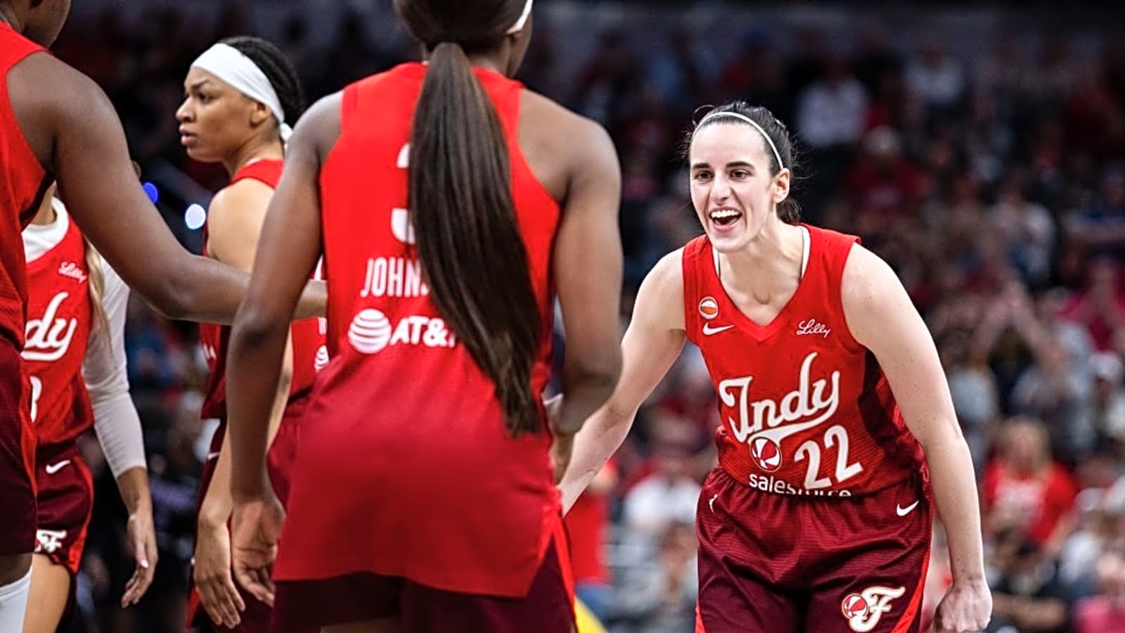 Fever fans notice the same thing about Caitlin Clark, Raven Johnson during trip