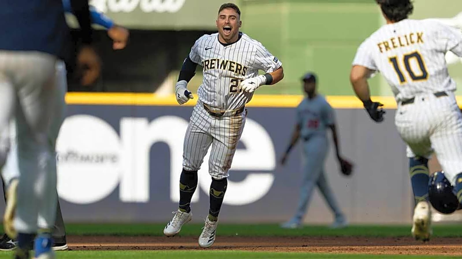 Brewers charge the field after walkoff win over Nationals