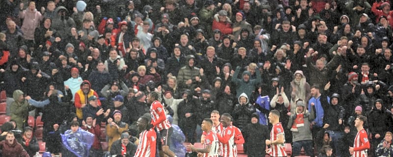 Sunderland boss delivers huge team news before Anfield clash