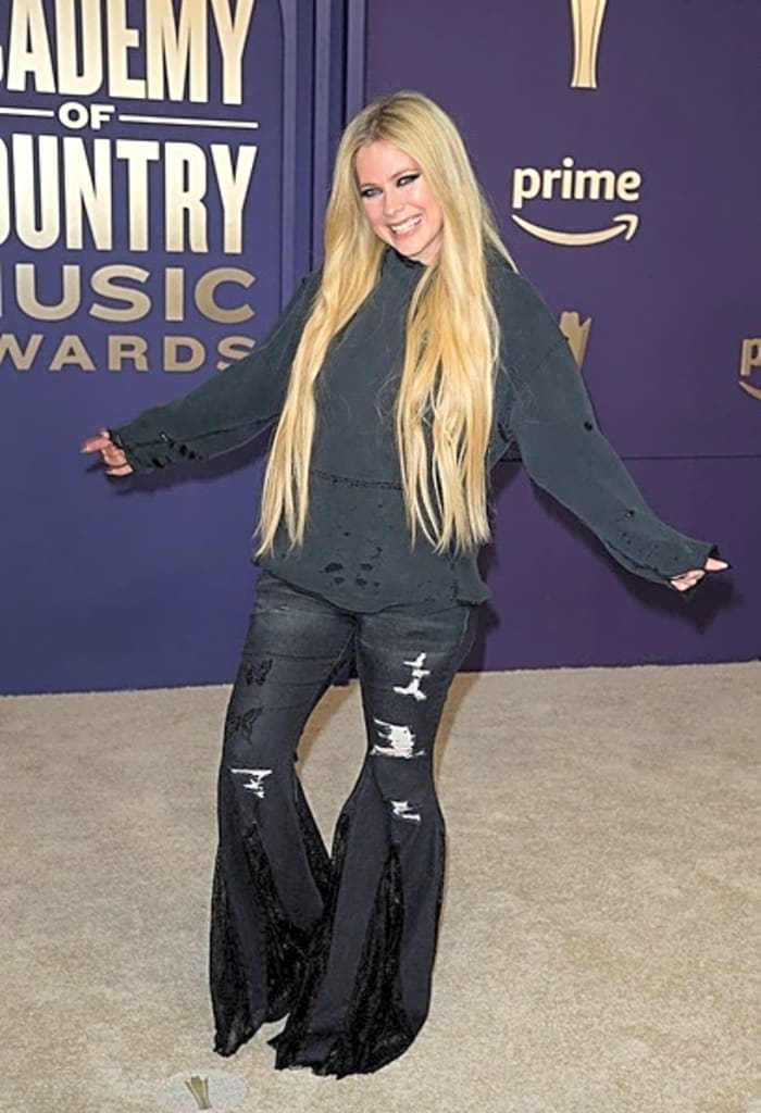 "Complicated" - Avril Lavigne (2002)