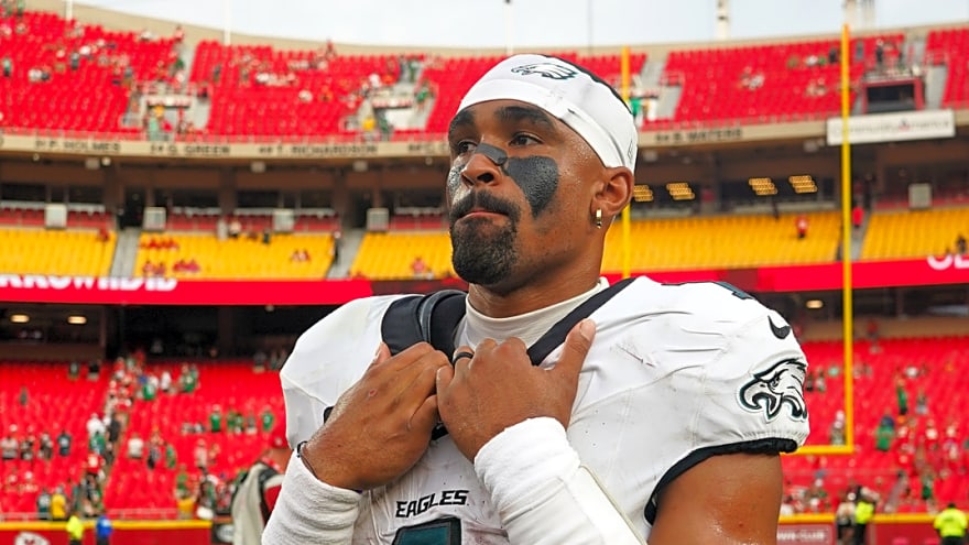 Eagles' Hurts isn't satisfied with offense after beating Chiefs