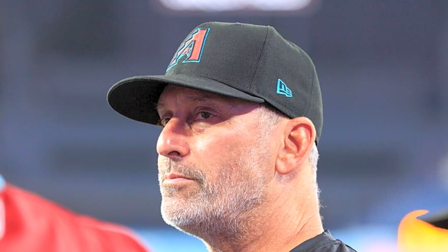 Diamondbacks Manager Admits Mistake & Apologizes After MLB Official Clarifies Cubs’ Sign-Relaying Incident