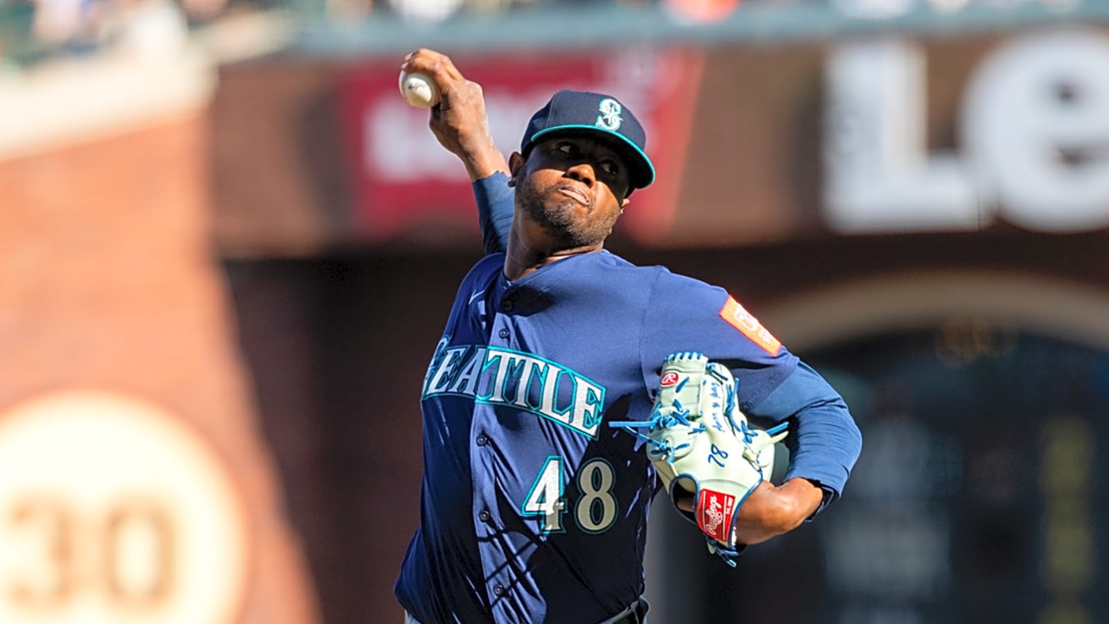 Mariners pitcher to undergo knee surgery