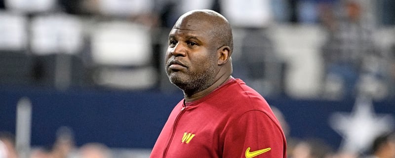 Eric Bieniemy gives Bears rookies an earful during drill