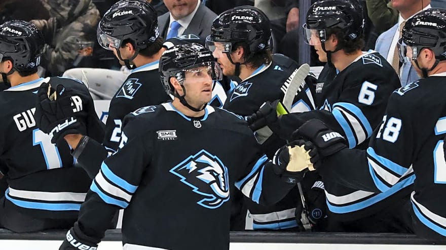 Mammoth’s Alex Kerfoot leaves game vs. Blues with upper-body injury