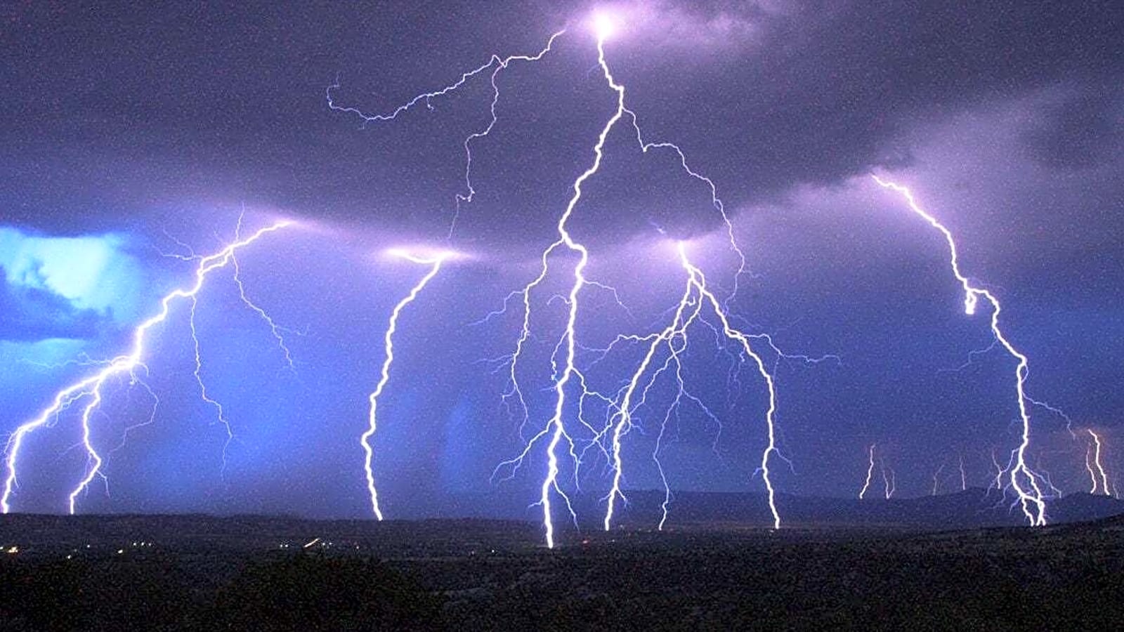 Lightning pauses third round at ISCO Championship