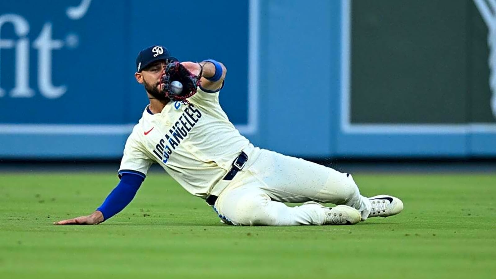 Dodgers take advantage of Padres&#39; mistakes to win again